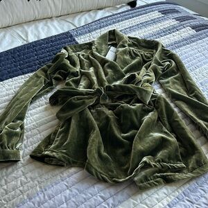 Velvet blouse long sleeves, in olive green.